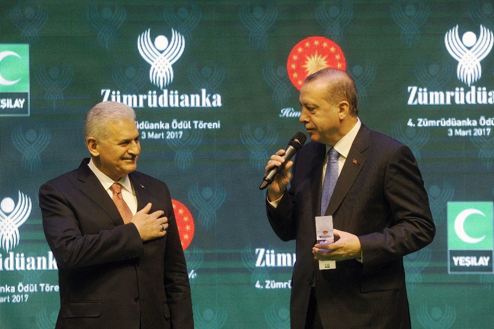 Başbakan Yıldırım, Ödülünü Cumhurbaşkanı Erdoğan’ın Elinden Aldı