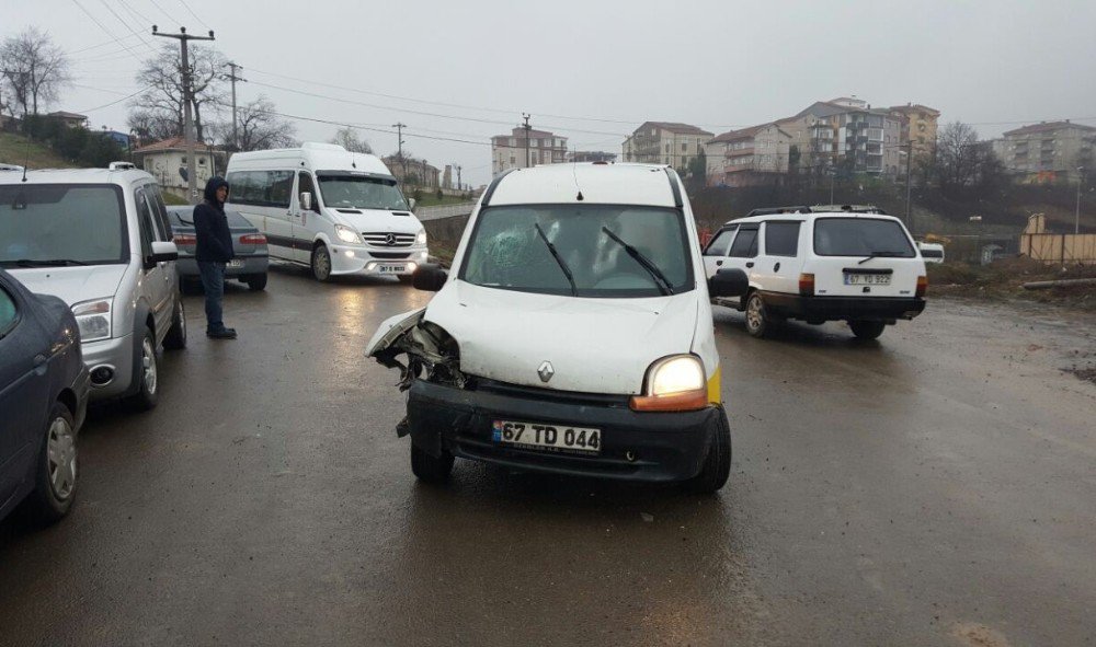 Otomobiller Kafa Kafaya Çarpıştı: 1 Yaralı