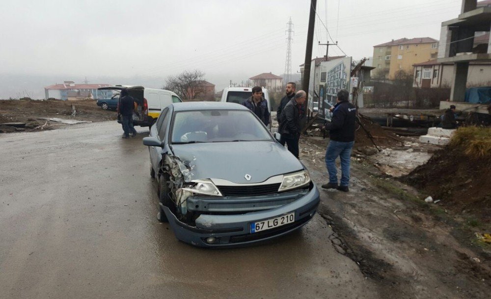 Otomobiller Kafa Kafaya Çarpıştı: 1 Yaralı