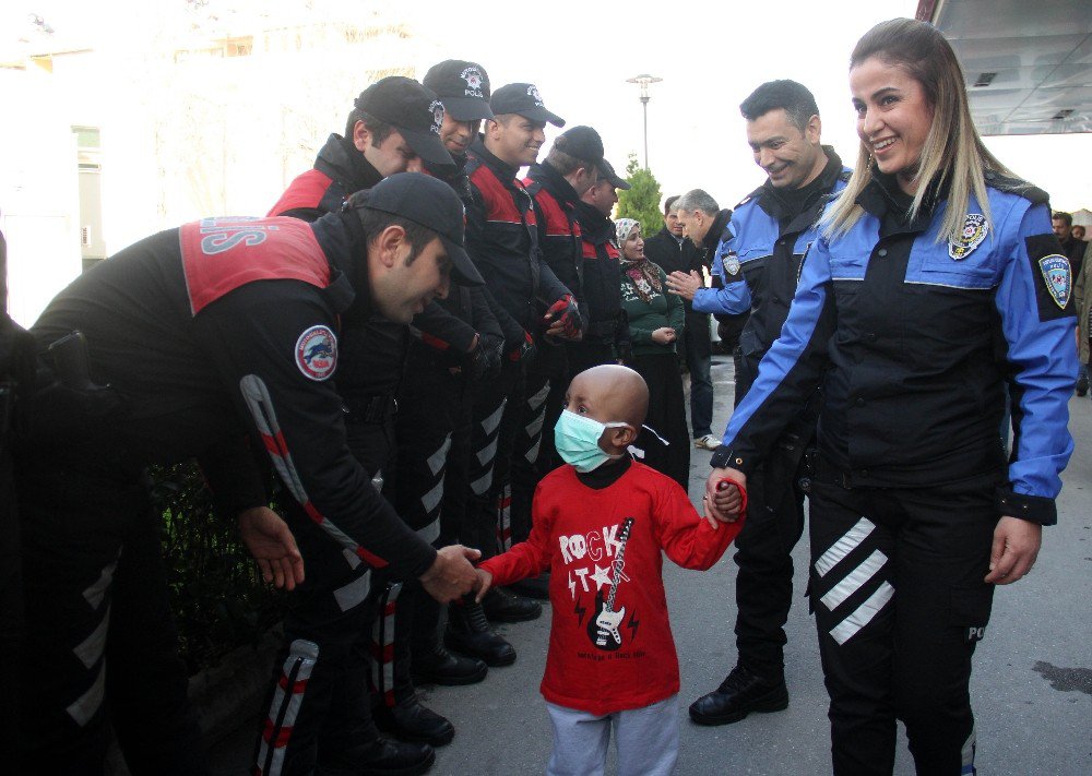 Minik Mustafa, Lösemiyi Yendi Polis Eskortuyla Evine Gitti