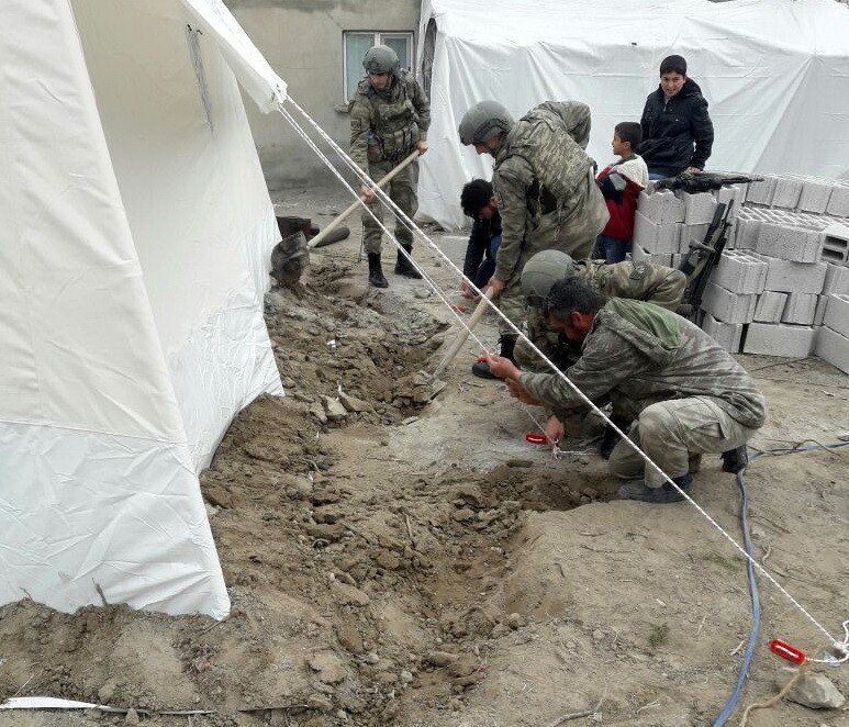 Mehmetçik Depremzedeleri Yalnız Bırakmadı