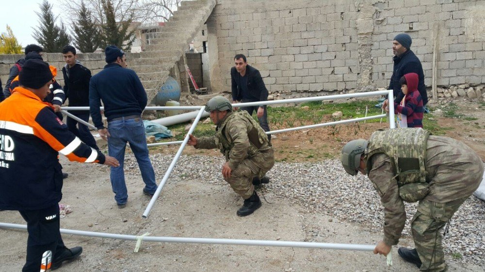 Mehmetçik Depremzedeleri Yalnız Bırakmadı