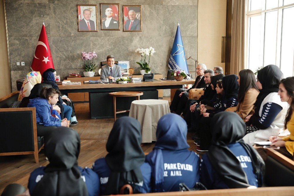 İndira Kaljo’dan Başkan Karadeniz’e Teşekkür Ziyareti