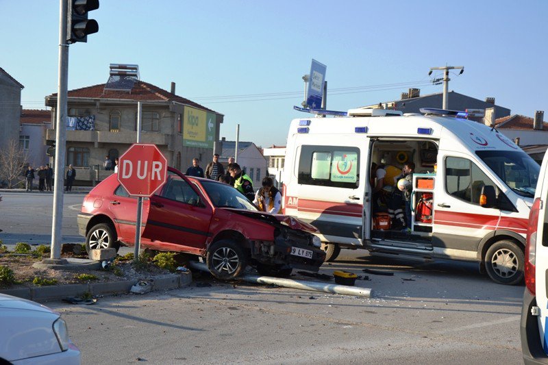 Biga’da Trafik Kazası; 3 Yaralı