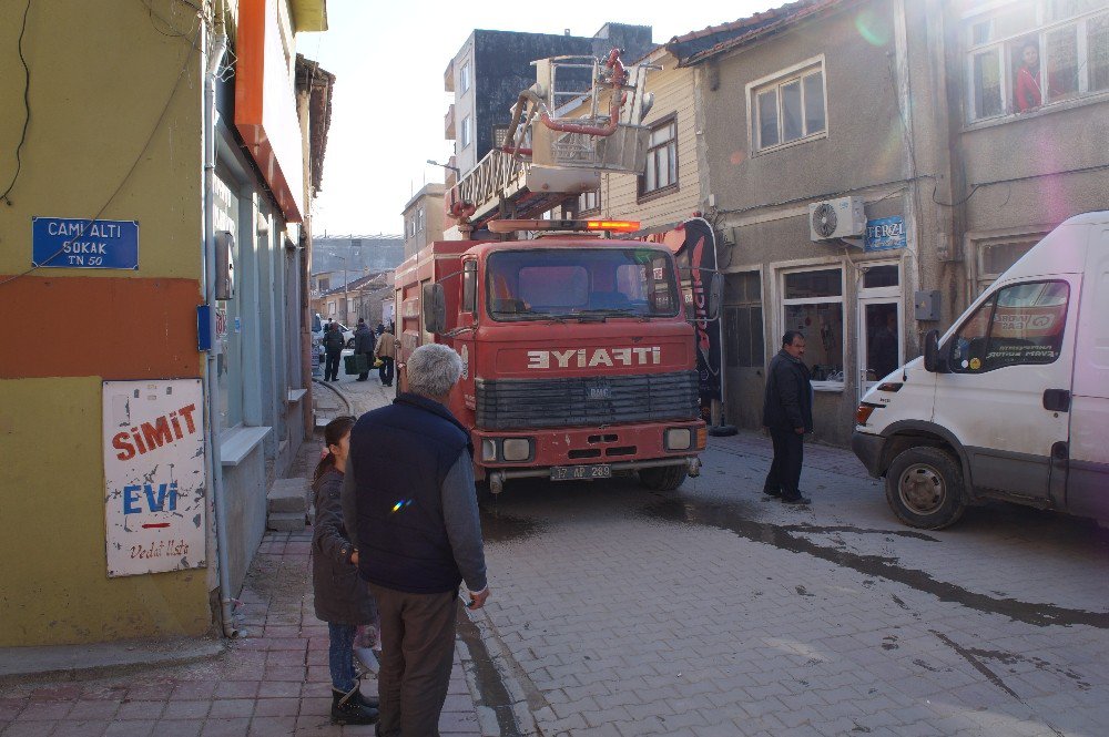 Lapseki’de Metruk Binada Yangın Çıktı