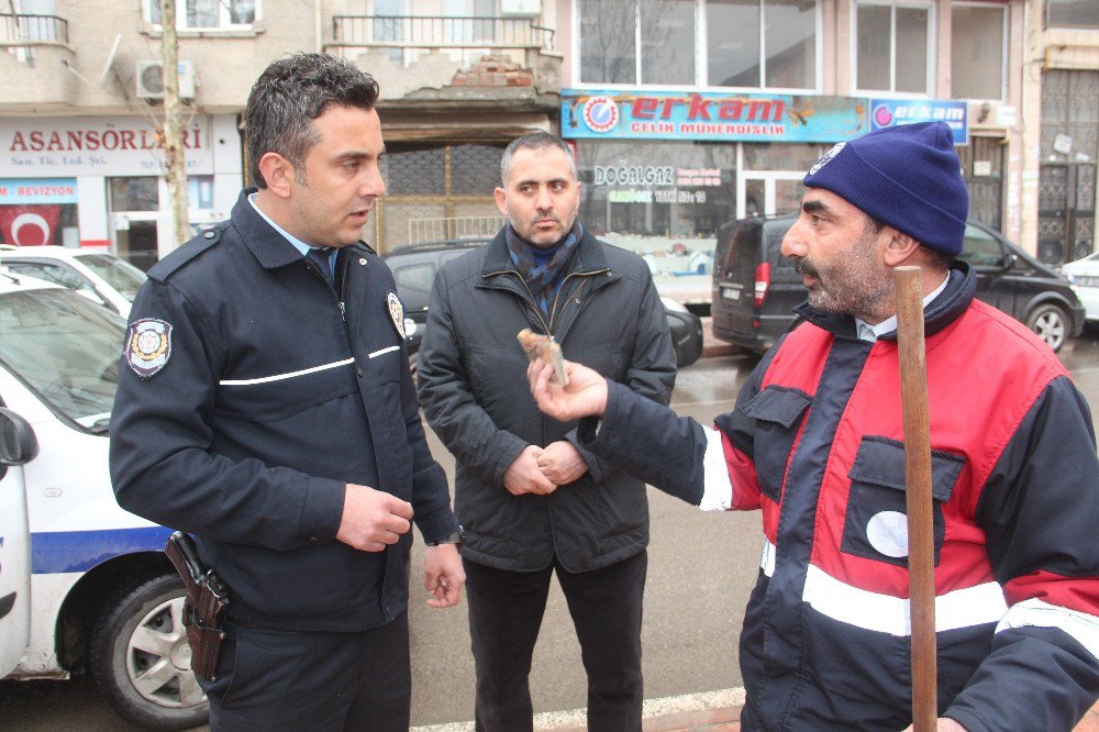 Maaşı Değerindeki Parayı Polise Teslim Etti