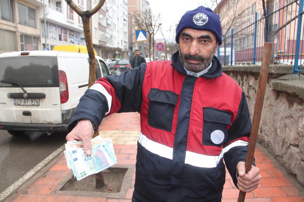 Maaşı Değerindeki Parayı Polise Teslim Etti