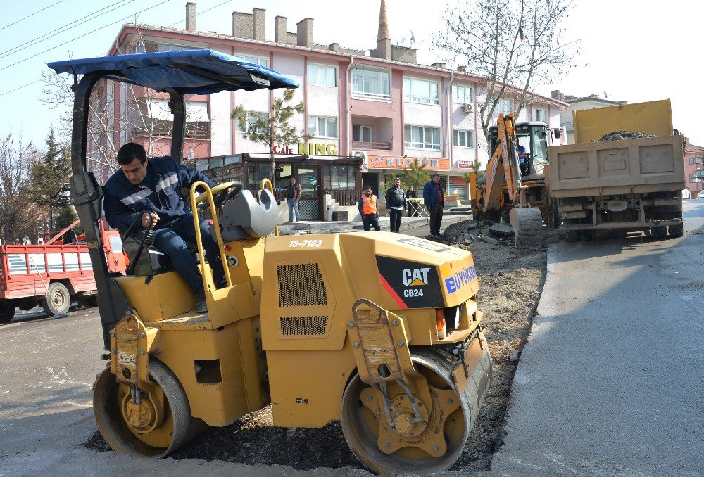 Büyükşehir’den Yıpranan Ve Bozulan Asfalta Bakım