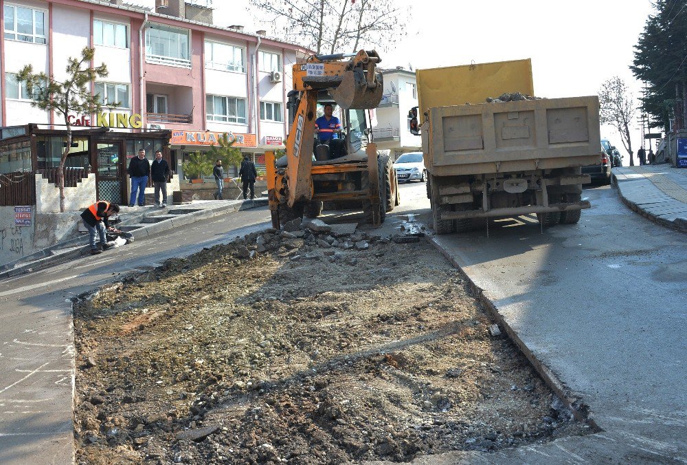 Büyükşehir’den Yıpranan Ve Bozulan Asfalta Bakım