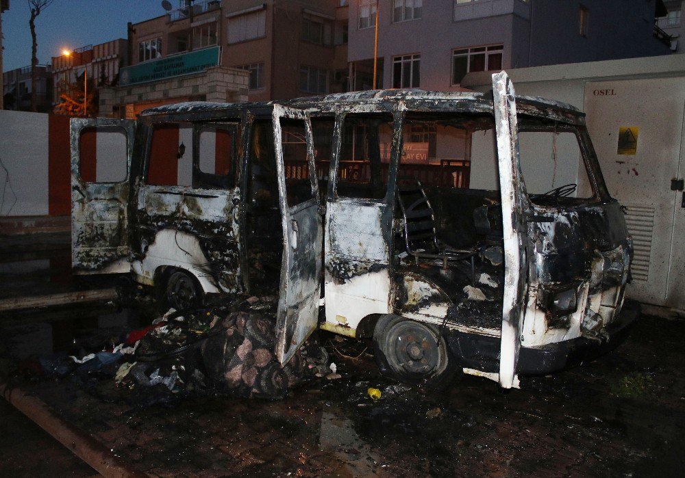 Antalya’da Park Halindeki Minibüs Yandı