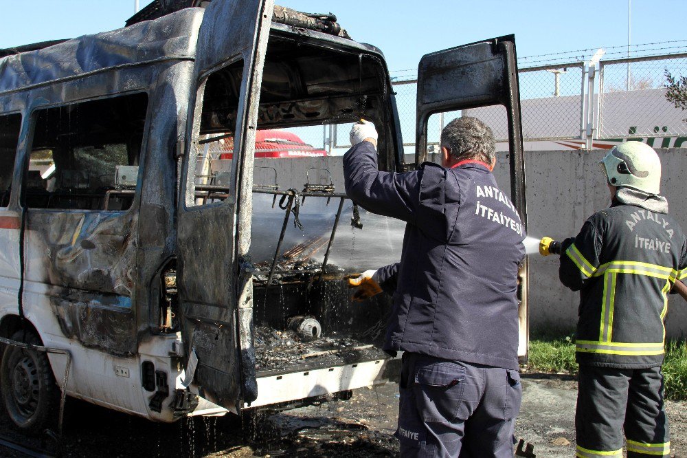 Antalya’da Midibüs Yangını