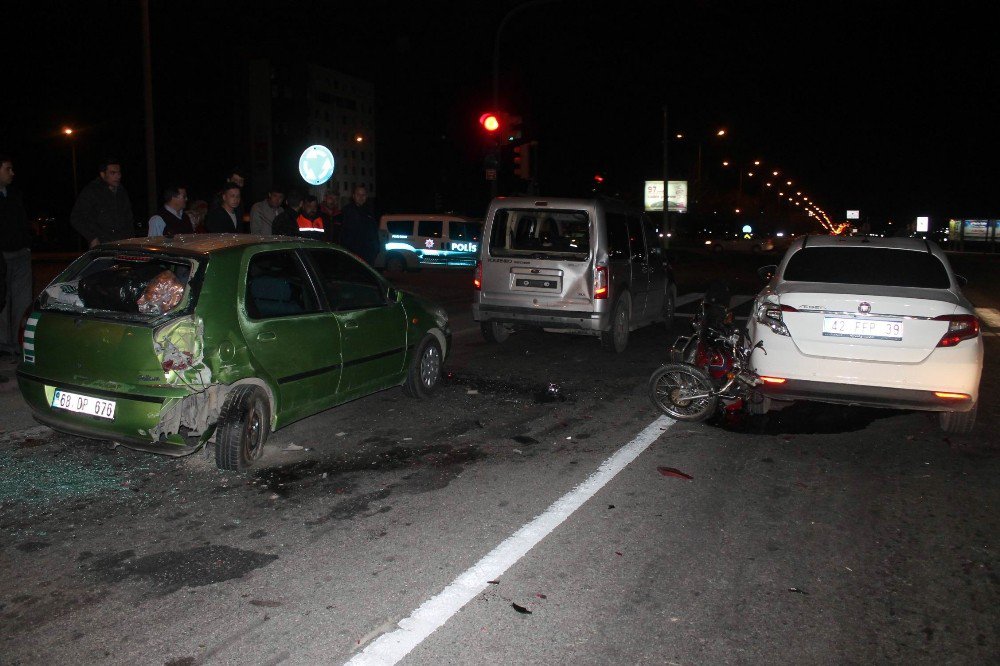 Işıkta Bekleyen Araçlara Çarpan Motosiklet Sürücüsü Ağır Yaralı