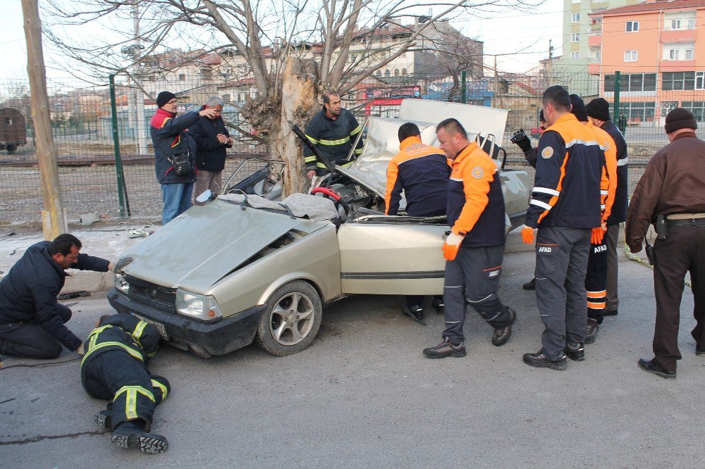 Niğde’de Ağaca Çarpan Araç Takla Attı: 2 Ölü