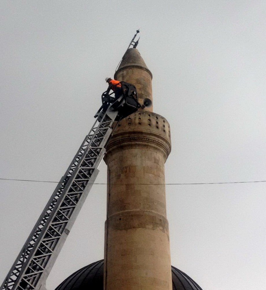 Depremde Hasar Gören Cami Minarelerine Müdahale