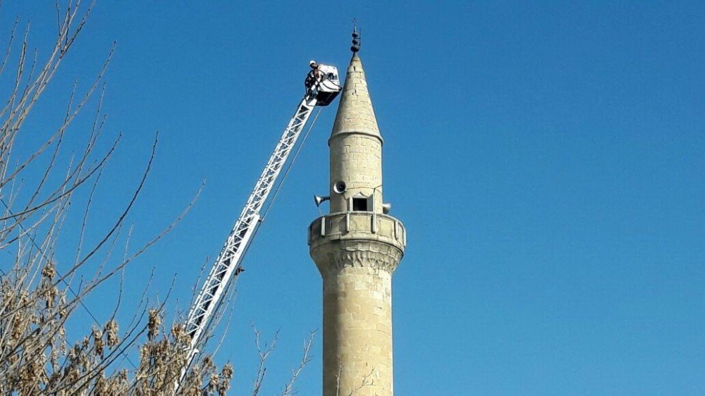 Depremde Hasar Gören Cami Minarelerine Müdahale