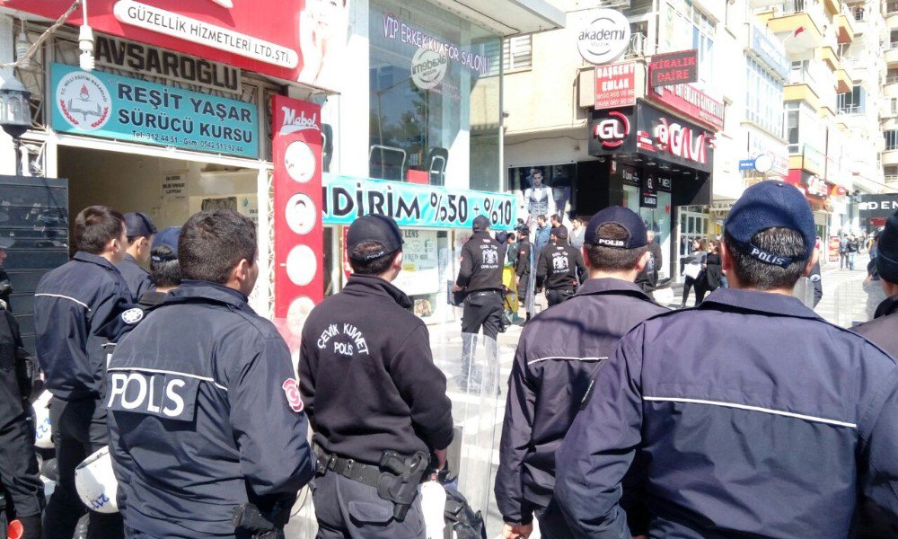 Abdullah Öcalan’ın Yeğeni Dilek Öcalan’ın Da Katıldığı İzinsiz Gösteriye Polis Müdahale Etti