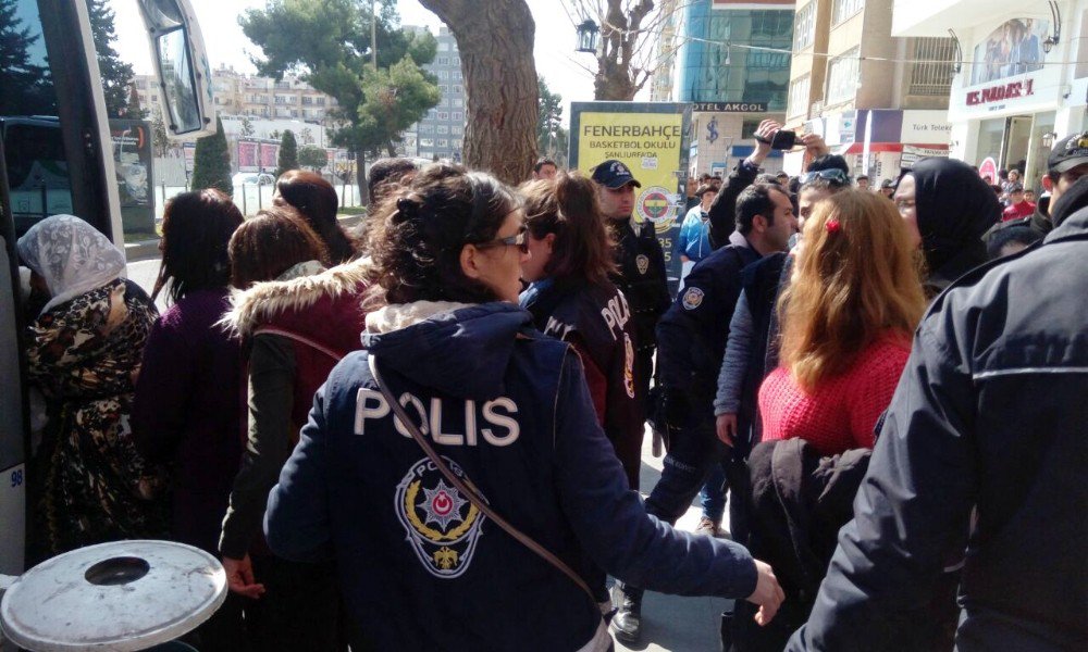 Abdullah Öcalan’ın Yeğeni Dilek Öcalan’ın Da Katıldığı İzinsiz Gösteriye Polis Müdahale Etti