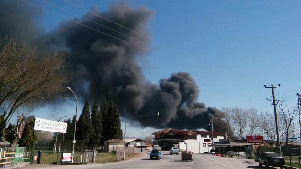 Sakarya’da Lastik Deposu Yanıyor