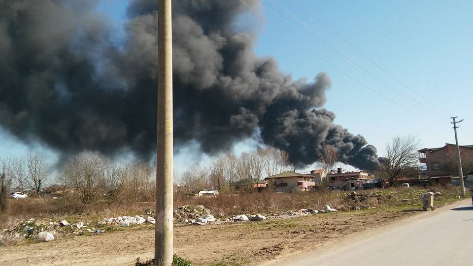 Sakarya’da Lastik Deposu Yanıyor