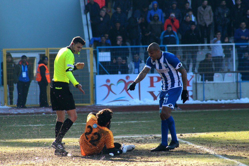 Bb. Erzurumspor - Kocaeli Birlikspor Karşılaşmasında Saha Karıştı