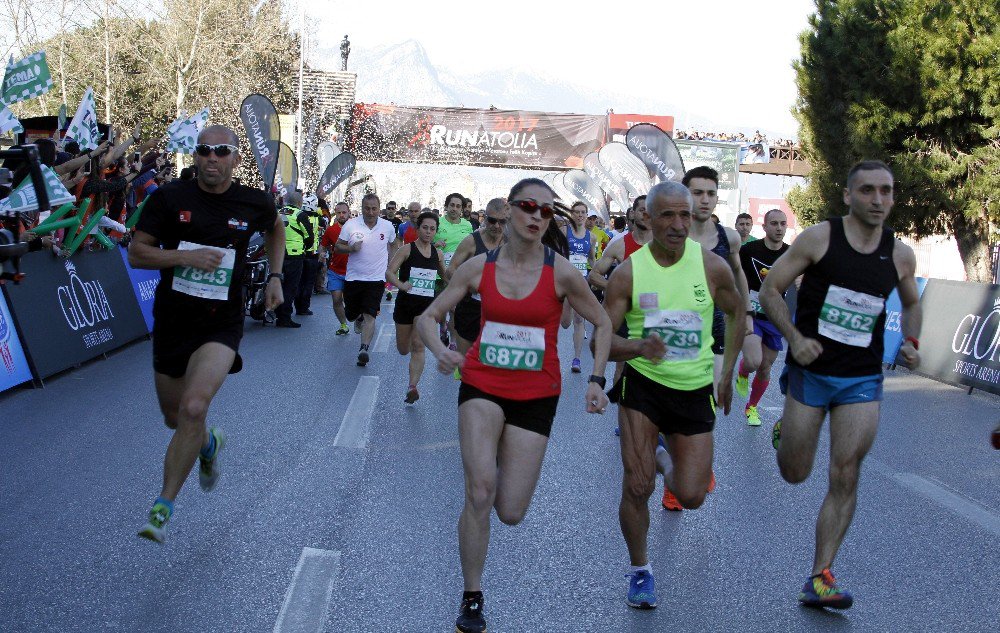 8 Bin Kişi, 12. Runatolia Antalya Maratonu’nda Ter Döktü