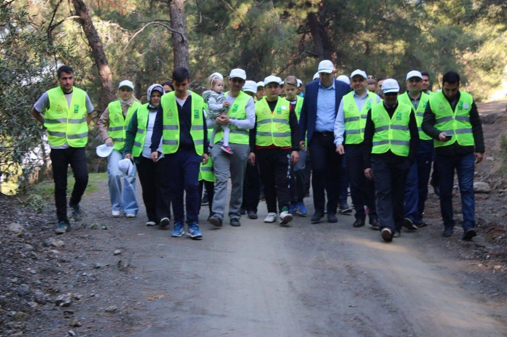 Manisa’da Yeşilay Haftası Doğa Yürüyüşü