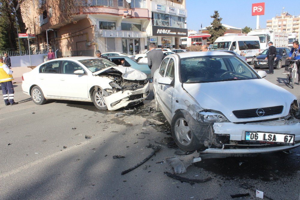 Otomobiller Çarpıştı: 3 Yaralı