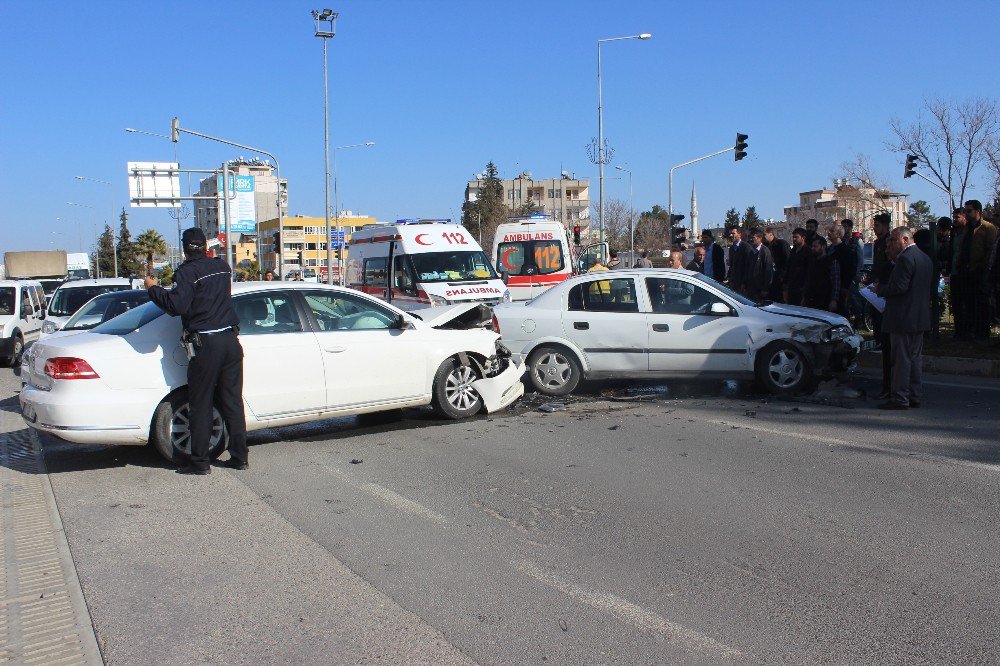 Otomobiller Çarpıştı: 3 Yaralı