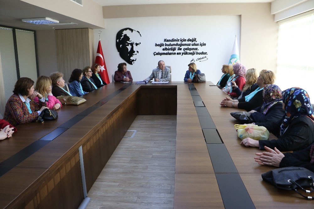 Akhisarlı Kadınlar, Kadın Dayanışma Merkezi İstedi