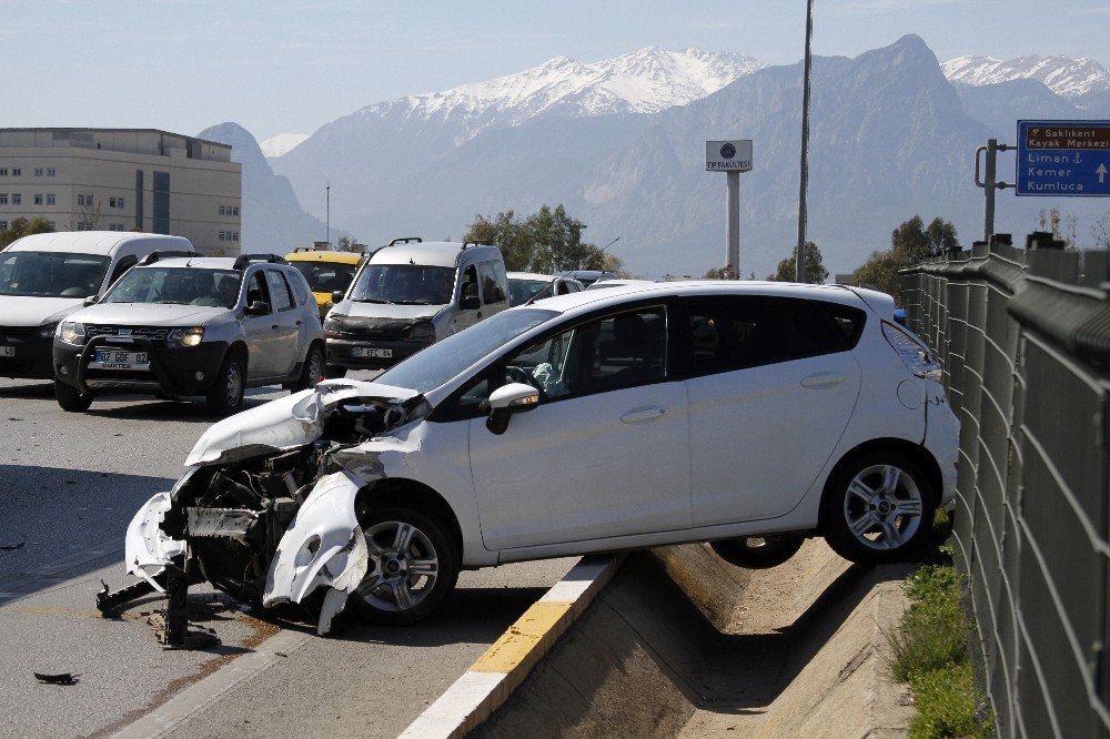 Antalya’da Trafik Kazası: 1 Yaralı