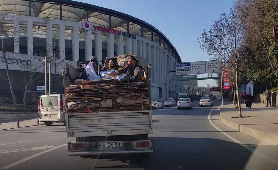 Kamyonet Kasasında Tehlikeli Yolculuk