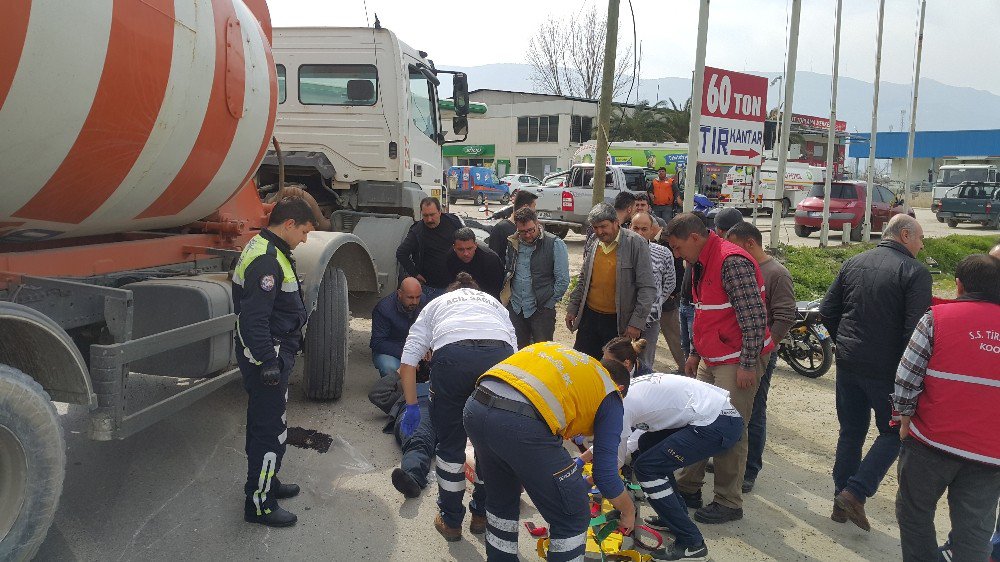 Beton Mikseri İle Çarpışan Motosikletli Ölümden Döndü