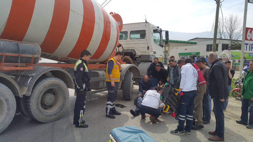 Beton Mikseri İle Çarpışan Motosikletli Ölümden Döndü