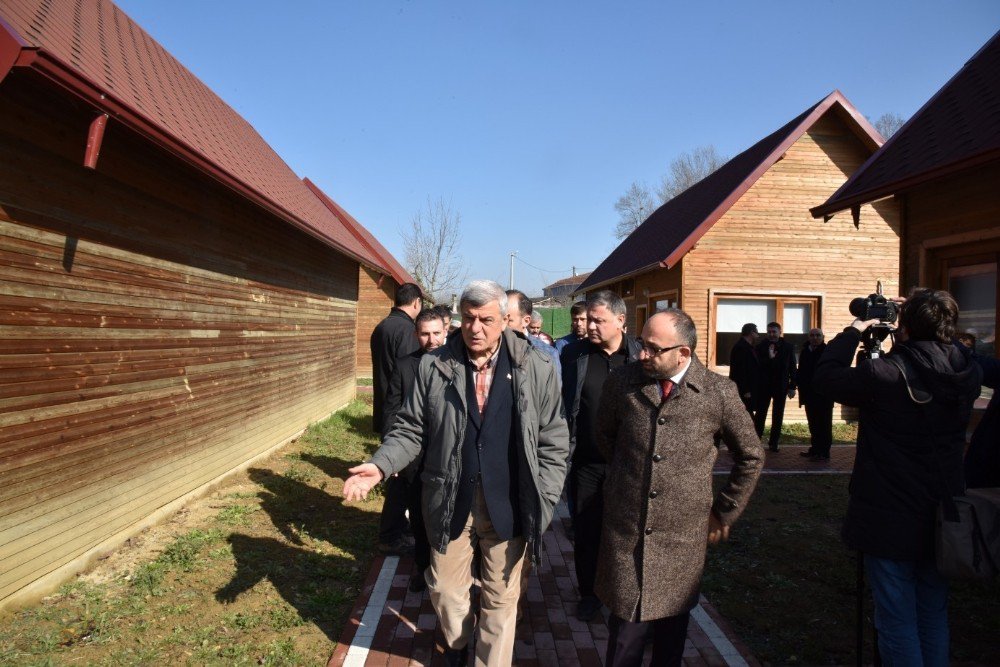 Başkan Üzülmez, Gençlik Merkezini Ziyaret Etti