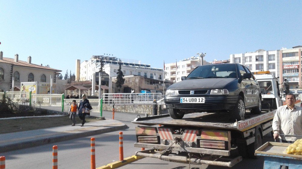 Yasak Yere Park Eden Araçlar Otoparka Çekiliyor