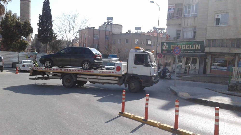 Yasak Yere Park Eden Araçlar Otoparka Çekiliyor