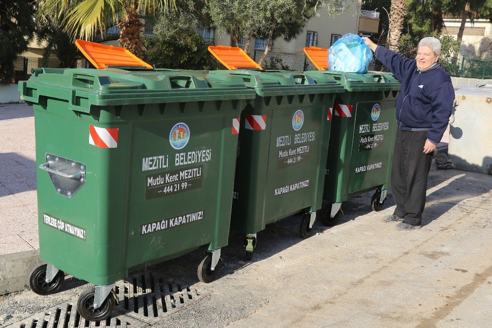 Mezitli’ye Yeni Nesil Plastik Çöp Konteynerleri Yerleştiriliyor