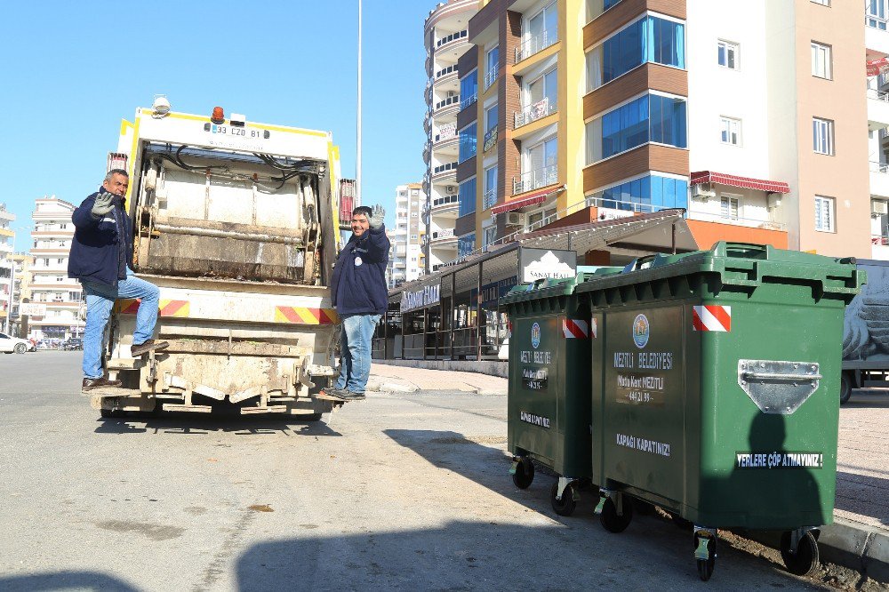 Mezitli’ye Yeni Nesil Plastik Çöp Konteynerleri Yerleştiriliyor