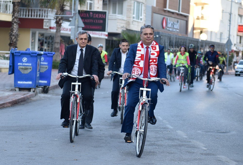 Atatürk’ün Antalya’ya Gelişi Anısına Muratpaşa Bisiklete Bindi