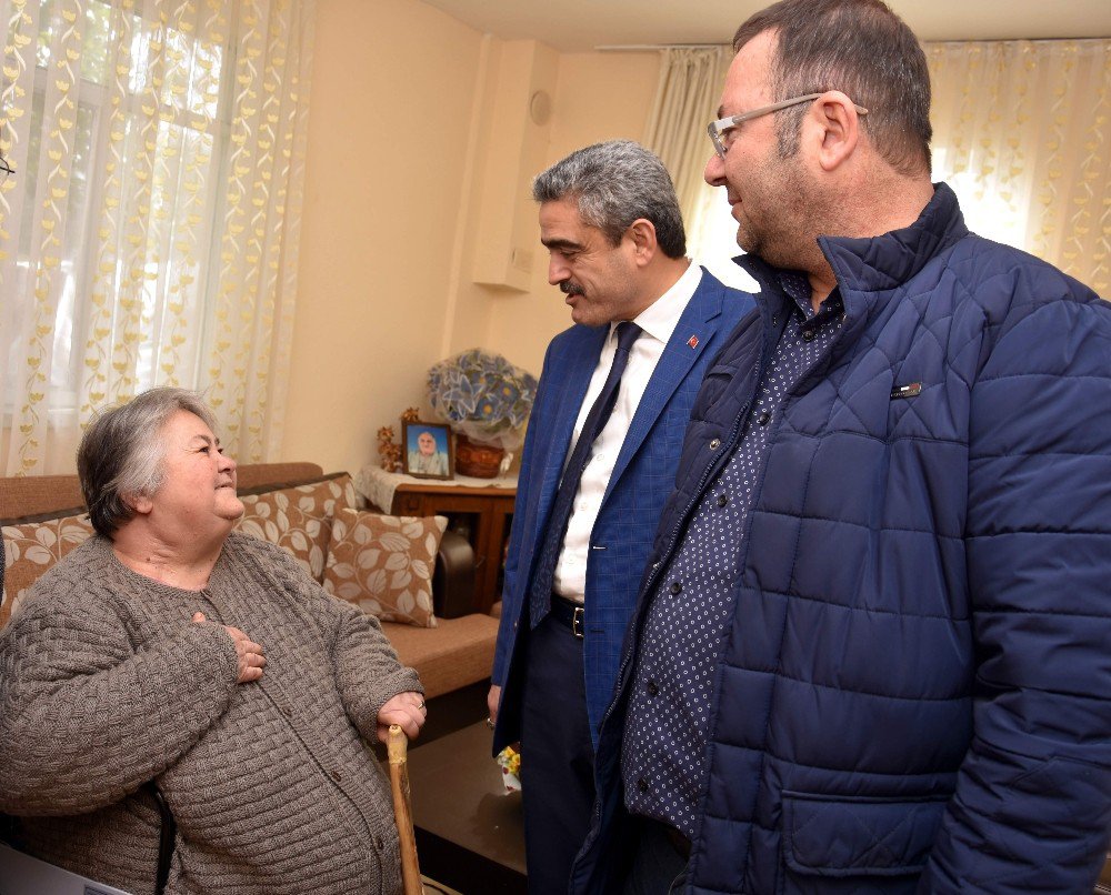 Başkan Alıcık, Yaşlı Kadının Hediyesini Kendi Eliyle Götürdü