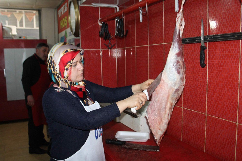 Siirt’in İlk Kadın Kasabı Erkeklere Taş Çıkarıyor