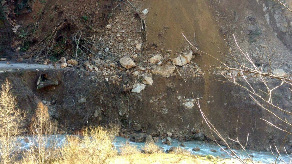 Beldeye Ulaşımı Sağlayan Yolda Heyelan Devam Ediyor