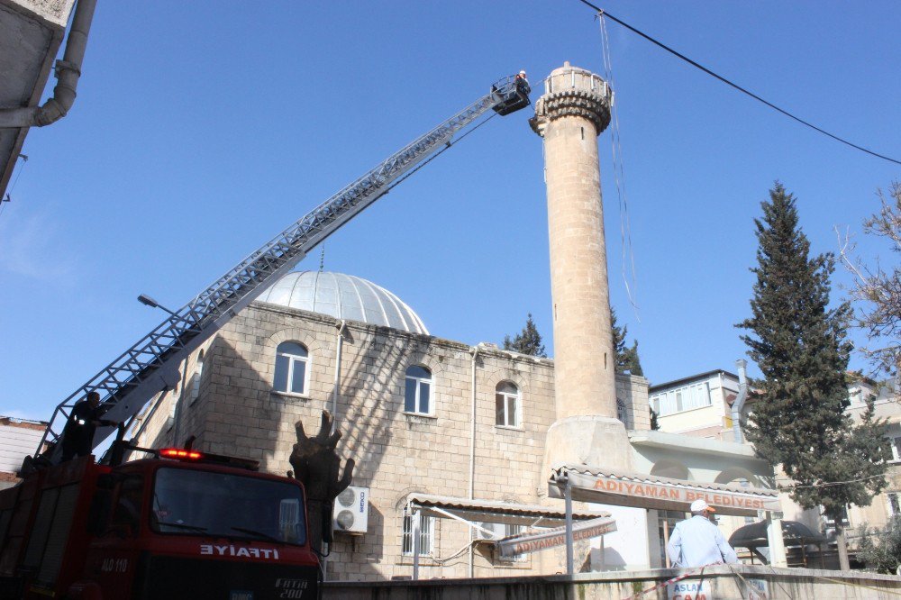 Depremde Zarar Gören Minarenin Şerefesi Yıkıldı