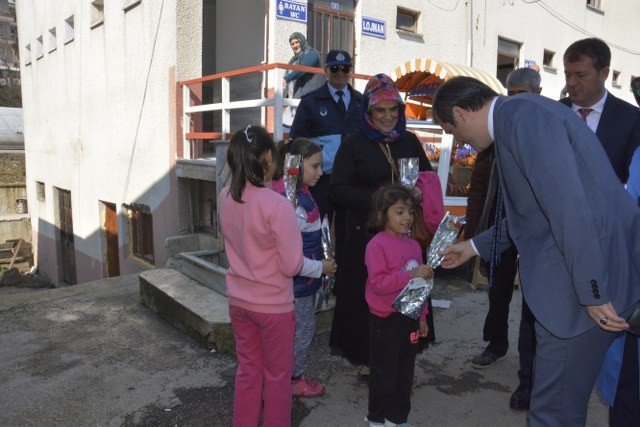 Başkan Cüneyt Yemenici Kadınlara Karanfil Dağıttı