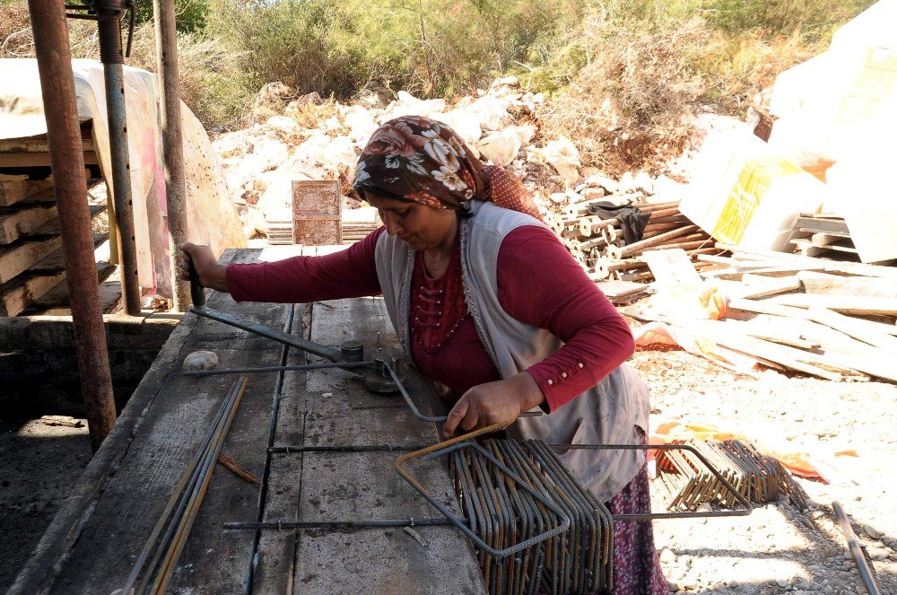 Örnek Anne, 4 Çocuğu İçin Kocasıyla Birlikte İnşaatlarda Çalışıyor