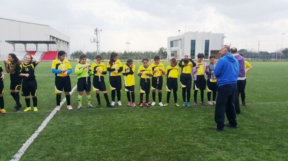 Ayvalık Gazi Ortaokulu Yıldız Kız Futbol Takımı Balıkesir 2.’si Oldu