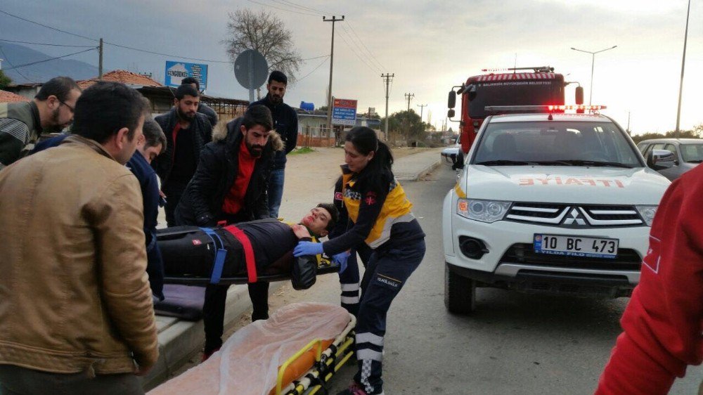 Yanan Otomobil İçerisinde Sıkışan Sürücüyü İtfaiye Ekipleri Kurtardı