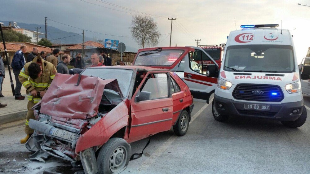 Yanan Otomobil İçerisinde Sıkışan Sürücüyü İtfaiye Ekipleri Kurtardı