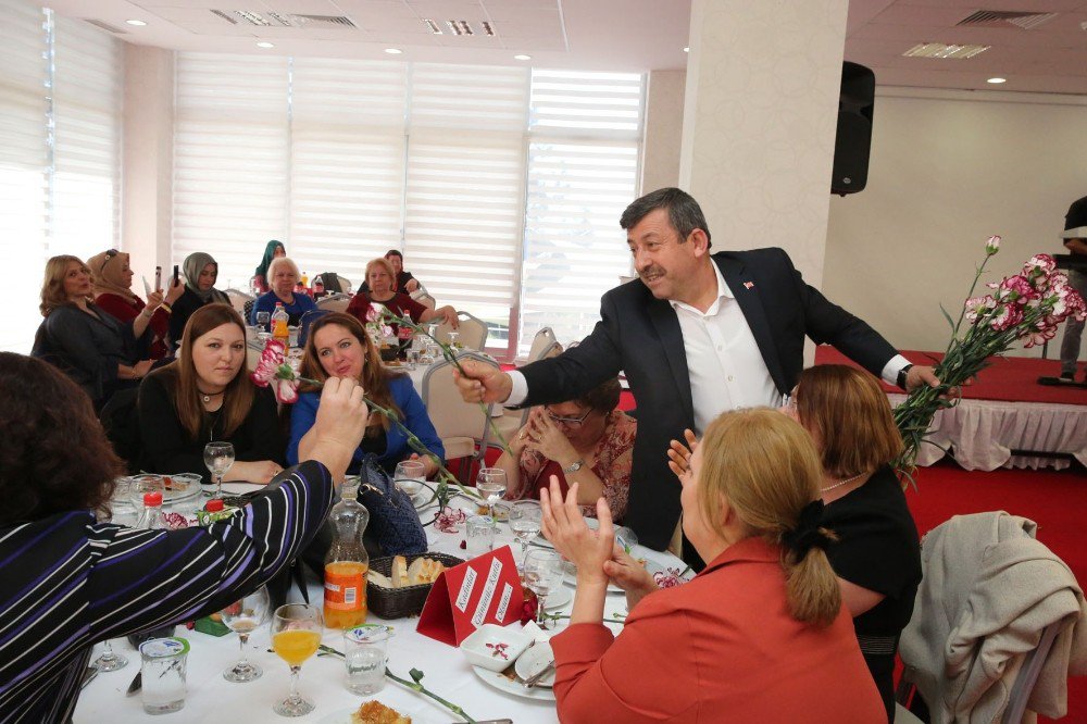 Başkan Karabacak, Referandum Çalışmalarını Bayanlara Anlattı