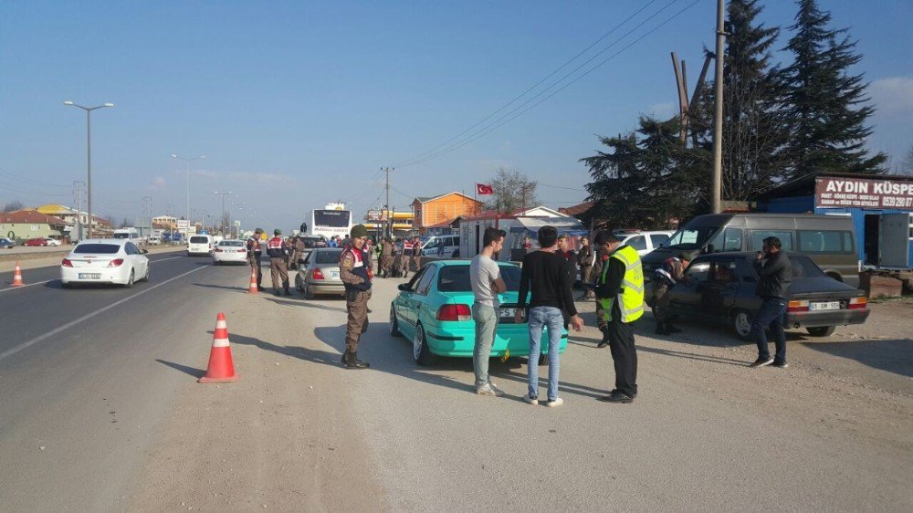 Jandarma Ekipleri Araçları Didik Didik Aradı